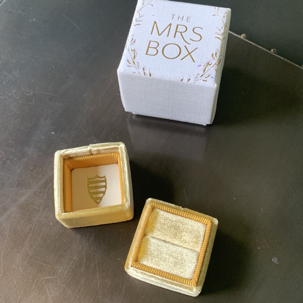 NWT The Mrs Box Eastleigh Classic Single - Yellow Velvet